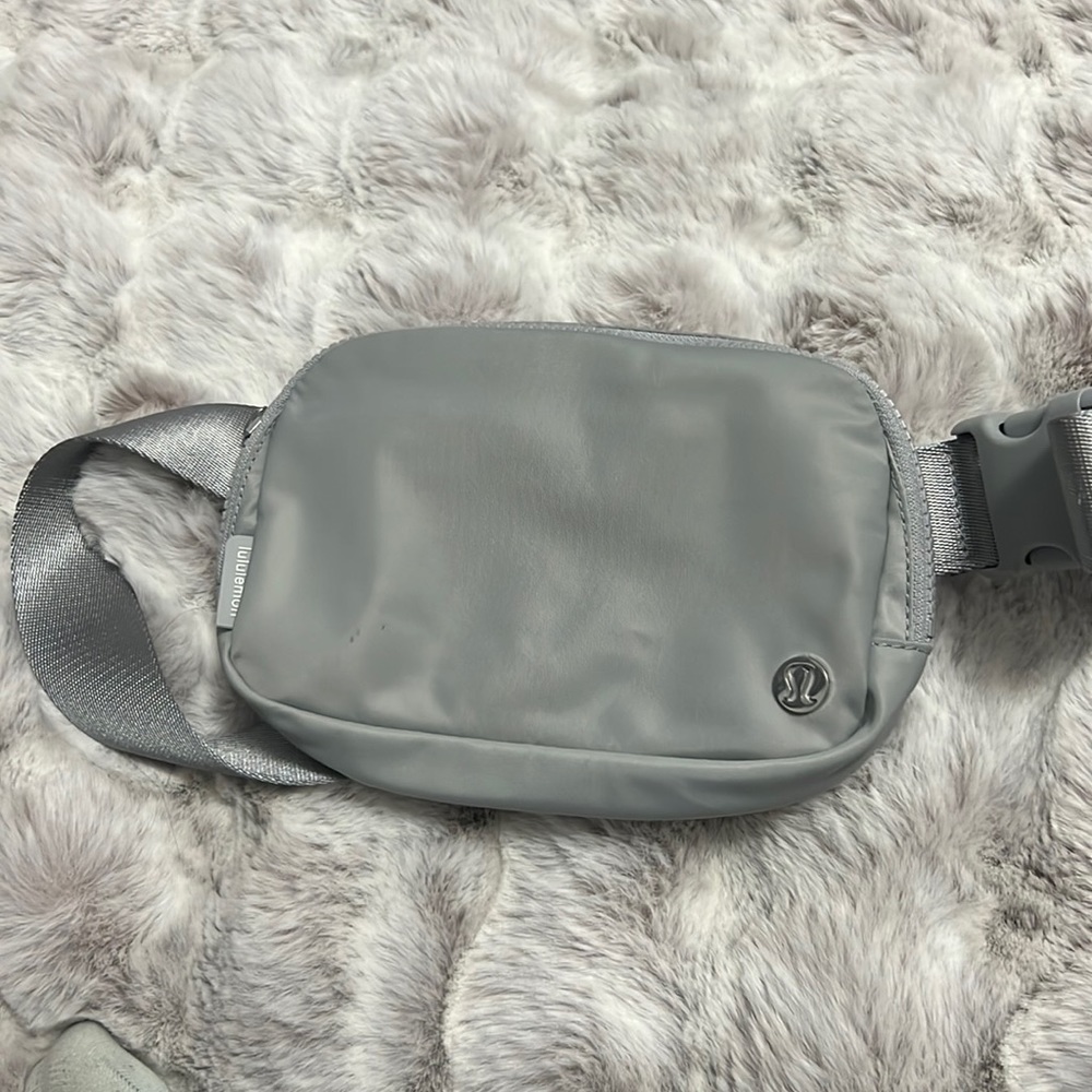 Lululemon Everywhere Belt Bag Silver Drop 1L